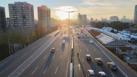 Antena-Estática-De-La-Carretera-Transitada-A-Través-De-Buenos-Aires-Al-Atardecer