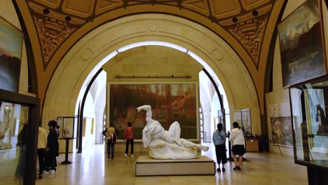 Orsay-Museum-Seitengalerie-Mit-Verschiedenen-Kunstwerken-Und-Atemberaubender-Architektur