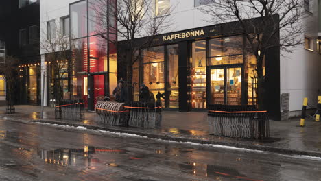 Time-lapse-outside-a-cafe-in-Norway-of-people-eating-and-drinking-in-the-evening
