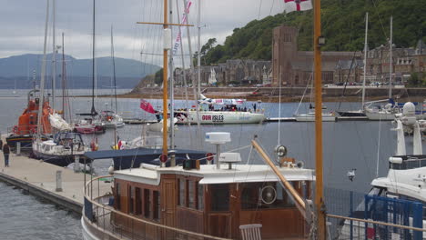 Segelboote-Und-Yacht-Im-Hafen-Von-Oban-In-Argyll-And-Bute,-Schottland