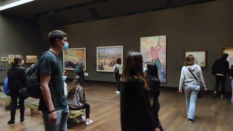 Mehrere-Gemälde-Und-Touristen-In-Einer-Galerie-Des-Orsay-Museums-In-Paris