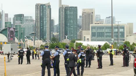 Militärische-Beerdigung-In-Toronto,-Kanada---Polizisten-Zeigen-Den-Gefallenen-Respekt