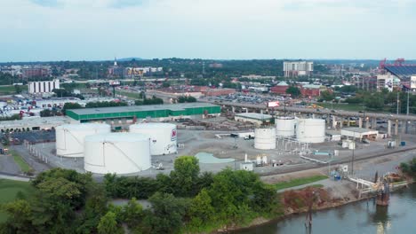 Antenne-Von-Öl--Und-Gaskraftstoff-Raffinerie-Lagertanks-Im-Hafen-Von-Nashville-TN