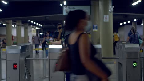 Pasajeros-En-Una-Concurrida-Estación-De-Metro-En-Brasilia,-Brasil-Durante-La-Hora-Pico-Con-Máscaras-Faciales
