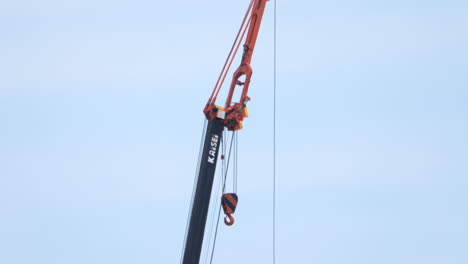 Grúa-Mecánica-En-Verano-En-El-Sitio-De-Construcción-De-La-Ciudad