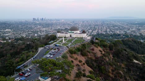 Vista-Aérea-Alrededor-Del-Observatorio-Griffith,-Anochecer-En-Los-ángeles,-California---Dando-Vueltas,-Disparo-De-Drones