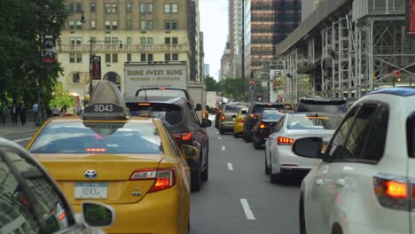 Pov-Shot-Radfahrer-Oder-Skater,-Der-Sich-Zwischen-Autos-Im-Hauptverkehr-Von-Manhattan-Bewegt---Nyc