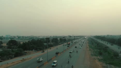 Aufsteigende-Luftaufnahme-Des-Super-Highway-Verkehrs-In-Pakistan