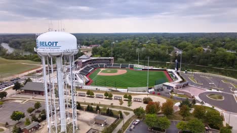 Torre-De-Agua-Y-Estadio-De-Béisbol-En-Beloit,-Wisconsin,-Estados-Unidos