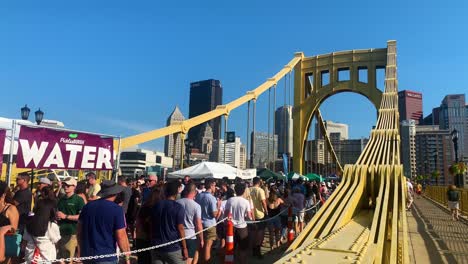 Personas-Reunidas-En-El-Puente-Andy-Warhol-Durante-El-Festival-Gastronómico-De-Picklesburgh