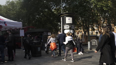 Leute,-Die-Am-9.-Oktober-2021-Am-Ausgang-Der-Sloane-Square-Station-Vorbeigehen