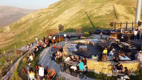 La-Gente-Cena-En-El-Famoso-Bar-De-Cerezas-Congeladas-En-Mtein,-Líbano