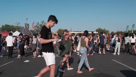 Gente-En-Fila-Para-Un-Vendedor-De-Comida-En-Una-Feria-De-Comida