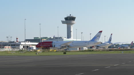 Norwegian-Air-Shuttle-Langstrecken-Dreamliner-Flugzeug-Am-Französischen-Flughafen-Abgestellt