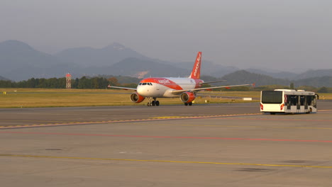 Easyjet-Rodando-En-El-Aeropuerto-De-Bérgamo-A-La-Hora-Dorada