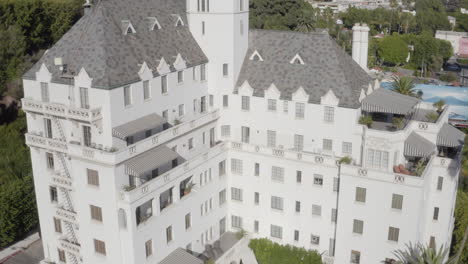 Epischer-Rückzug-Vom-Chateau-Marmont-In-Hollywood-Kalifornien-Mit-Nachmittäglichem-Verkehr-Auf-Dem-Sonnenuntergangsboulevard