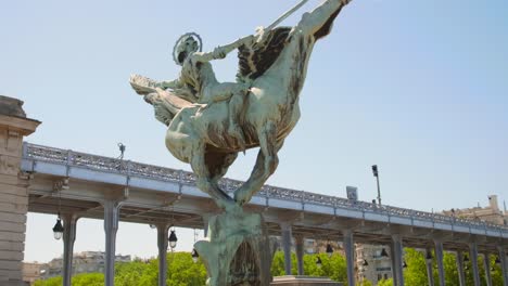 Vista-De-Abajo-Hacia-Arriba-De-La-Estatua-Popular:-La-France-Renaissante-De-Paris