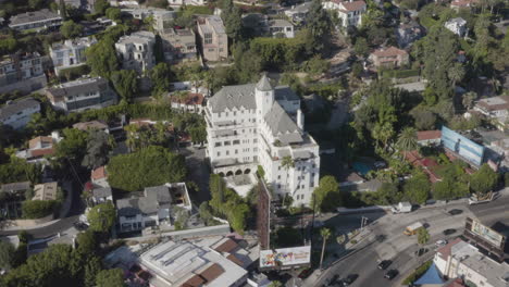 Un-Vuelo-Lento-Alrededor-Del-Chateau-Marmont-En-Hollywood-California-Con-Vistas-A-La-Famosa-Piscina,-Al-Bulevar-De-La-Puesta-Del-Sol-Y-Al-Restaurante-De-Tacos-Rosas