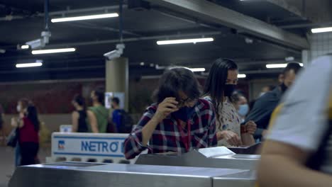 Passagiere-An-Der-U-Bahn-Station-Bezahlen-Ihren-Fahrpreis-Am-Drehkreuz-Ticketschalter-Mit-Karten