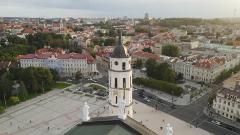 Antena:-Paisaje-De-La-Ciudad-De-Vilnius-En-Una-Tarde-De-Verano-Con-La-Catedral-Y-El-Campanario-En-Segundo-Plano