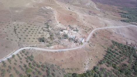 Vista-De-Drones-De-Un-Pequeño-Asentamiento-Humano-En-Un-Terreno-Accidentado