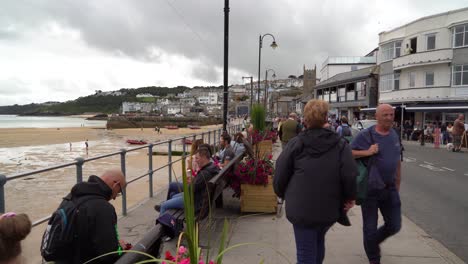 Menschen-Genießen-Einen-Sommertag-Neben-Dem-Hafen-In-St.-Ives,-Cornwall,-Großbritannien