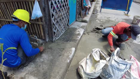 Capataces-Que-Vestían-Chalecos-Reflectantes-De-Seguridad-Utilizaron-Su-Pala,-Cemento-Y-Martillo-De-Demolición-Para-Realizar-Una-Excavación-Profunda-Junto-A-La-Carretera-Y-Canaletas-Para-Instalar-Nuevas-Tuberías-De-Agua-Desde-La-Línea-De-Agua-Principal