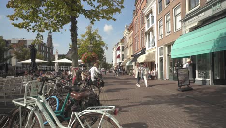 Bicicletas-Estacionadas-En-Las-Calles-Del-Centro-De-La-Ciudad-De-Leiden,-Escena-Urbana,-Estilo-De-Vida-Holandés