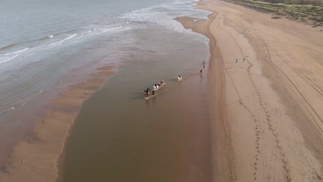 Vista-Aérea-De-Personas-Montando-Caballos-En-La-Playa-En-Katwijk,-Zuid-Holland,-Países-Bajos