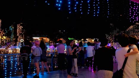 Spaziergänger-Genießen-Während-Der-Neujahrssaison-2020-Eine-Lichtshow-In-Einer-Nachtszene-In-Einem-Einkaufszentrum-Vor-Der-Sperrung-Von-Cebu-City