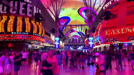 Zipline-Down-Fremont-Street-Experience-Downtown-Las-Vegas-–-Alter-Streifen-Von-Las-Vegas-Nevada,-Während-Vier-Personen-Mit-Seilrutschen-Durch-Die-Fremont-Street-Erfahrung-Mit-Schirmdach-Im-Außenbereich-Bei-Nacht-Fahren