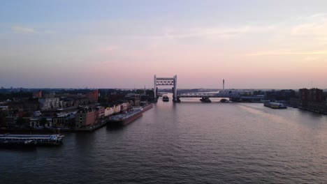 Buque-De-Carga-Bolero-Entrando-En-El-Puente-Ferroviario-De-Dordrecht-Contra-El-Cielo-Rosa-Del-Atardecer-En-Oude-Maas