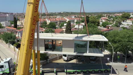 Primer-Plano-De-Una-Grúa-Grande-Que-Levanta-Una-Nueva-Casa-Del-Camión-Para-Colocarla