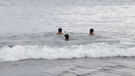 Kinder-Spielen-Am-Strand-In-Kusamba,-Karangasem,-Bali,-25.-Januar-2021