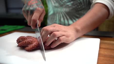 Küchenchef-Schneidet-Eine-Halbe-Tintenfischkamera,-Folgt-Messer-In-Zeitlupe