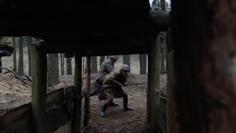 Soldado-Corriendo-Para-Salvar-A-Un-Soldado-Del-Enemigo-En-Un-Refugio-De-Guerra