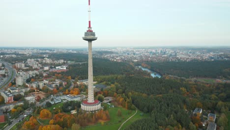 Antena:-Torre-De-Televisión-De-Vilnius-En-Una-Temporada-De-Otoño-Con-La-Ciudad-Y-El-Río-Neris-En-Segundo-Plano-Durante-El-Día