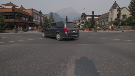 Una-Sección-Transversal-Concurrida-En-El-Centro-De-Banff-A-Mitad-De-La-Carretera-Timelapse