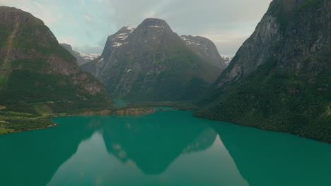 Paisaje-Acuático-Azul-Turquesa-Del-Lago-Rodeado-De-Cordillera-En-Stryn,-Noruega