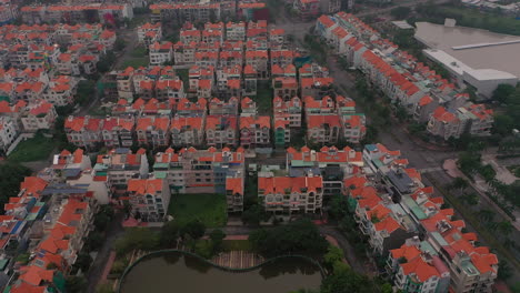 Imágenes-De-Drones-De-Madrugada-Con-Niebla-Y-Smog-Sobre-Desarrollos-De-Viviendas-De-Villas-Urbanas-En-El-Distrito-Siete-De-Saigón,-Ciudad-De-Ho-Chi-Minh,-Vietnam