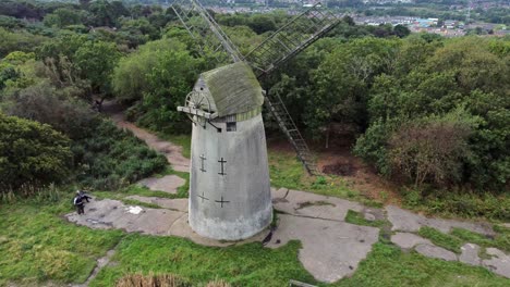 Bidston-Hill-Molino-De-Harina-Rural-En-Desuso-Restaurado-Tradicional-Molino-De-Viento-De-Vela-De-Madera-Birkenhead-Aumento-Aéreo-Vista-De-Seguimiento-A-Birdseye