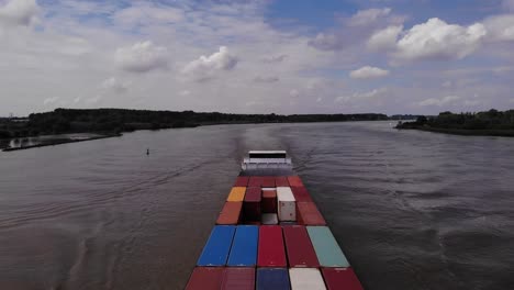 Luftaufnahme-über-Frachtcontainern-Auf-Dem-Alexandra-Schiff,-Das-Auf-Der-Oude-Maas-Navigiert