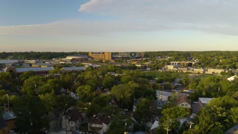 Drone-Volando-Hacia-El-Estadio-De-Michigan,-Sede-Del-Fútbol-De-La-Universidad-De-Michigan