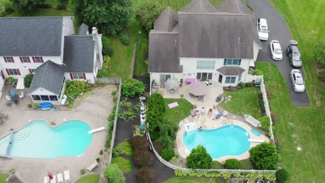 Familia-En-La-Piscina-Del-Patio-Trasero-En-Estados-Unidos