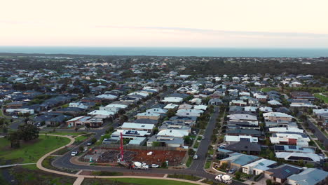 Orbital-Aérea-Sobre-Nueva-Urbanización-Ocean-Grove,-Victoria-Australia