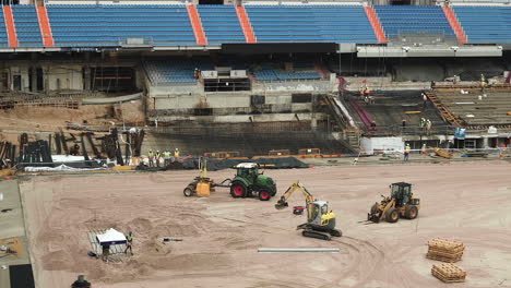 Renovación-Del-Estadio-Santiago-Bernabeu:-Cargador-De-Orugas-Y-Tractor-Con-Trabajadores-Que-Trabajan-En-Las-Gradas-Del-Estadio-De-Madrid,-España