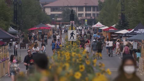 Una-Concurrida-Zona-Peatonal-En-El-Centro-De-Banff