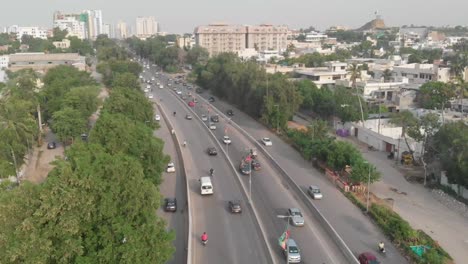 Antena-Arriba-Siguiendo-El-Tráfico-A-Lo-Largo-De-La-Autopista-En-Karachi