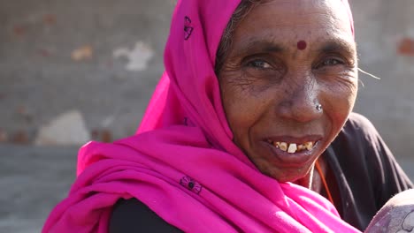 Porträt-Einer-älteren-Indischen-Frau,-Die-Mit-Schiefen-Zähnen-Lächelt
