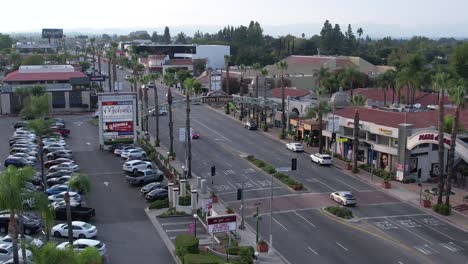 Luftaufgang-über-Ventura-Blvd,-Einkaufszentrum-Encino-Commons,-Bewölkter-Tag